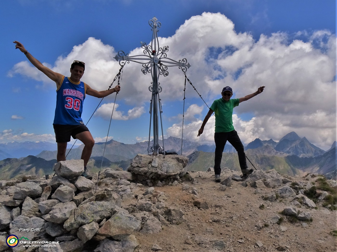 44 Alla croce di vetta del Corno Stella (2620 m) con vista verso il Pizzo del Diavolo.JPG